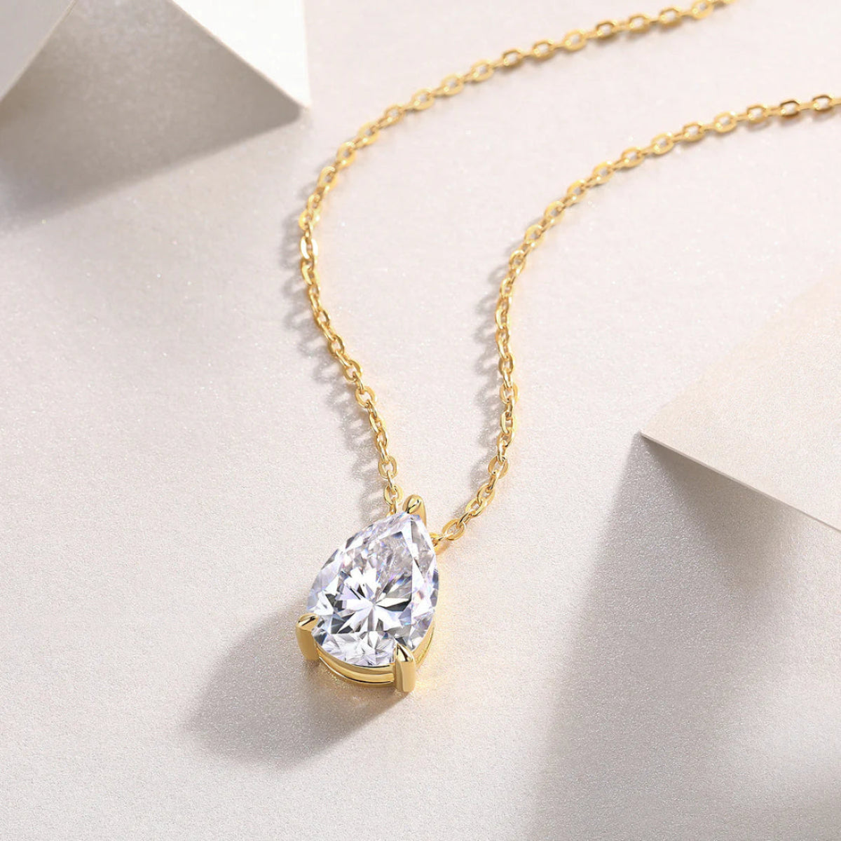 Fashionable Diamond Pendant Necklace