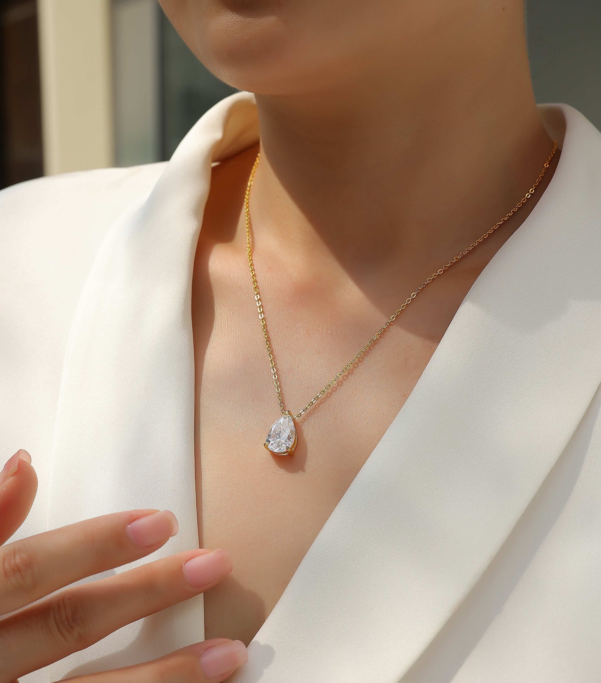 Fashionable Diamond Pendant Necklace