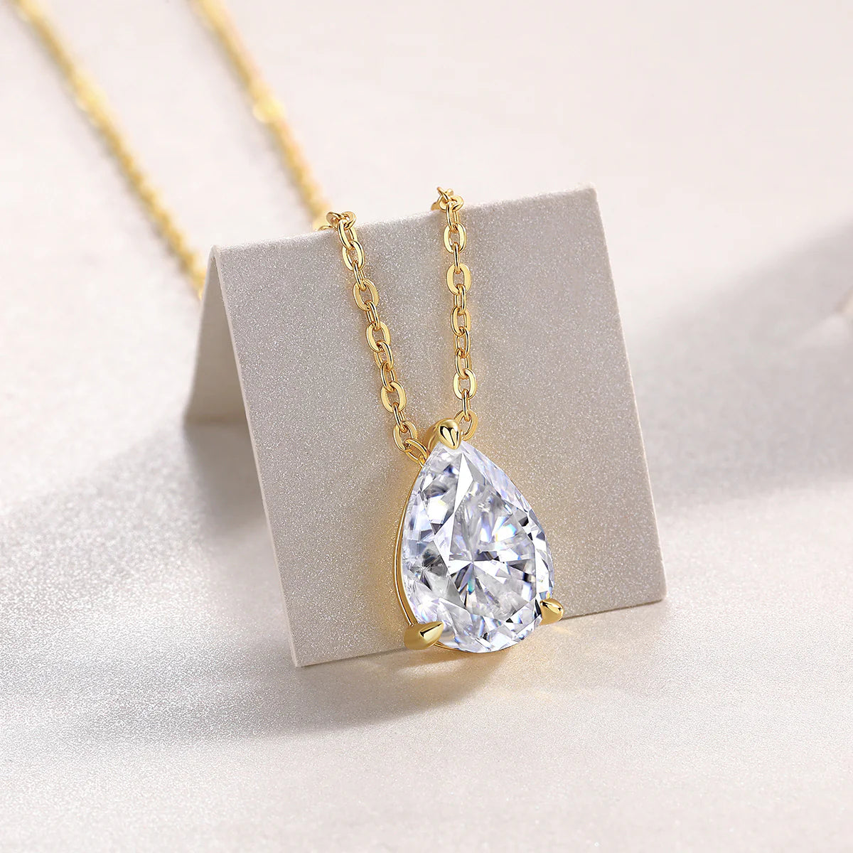 Fashionable Diamond Pendant Necklace